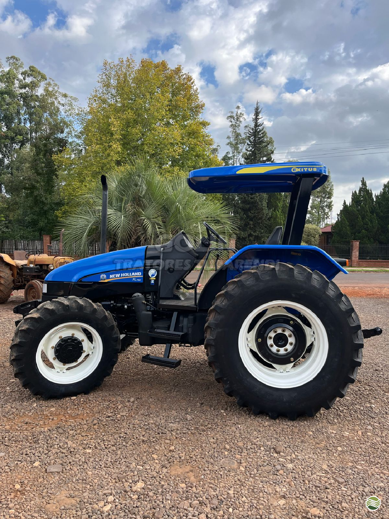 TRATOR NEW HOLLAND NEW TL 75 Tração 4x4 Golin Tratores TUPARENDI RIO GRANDE DO SUL RS
